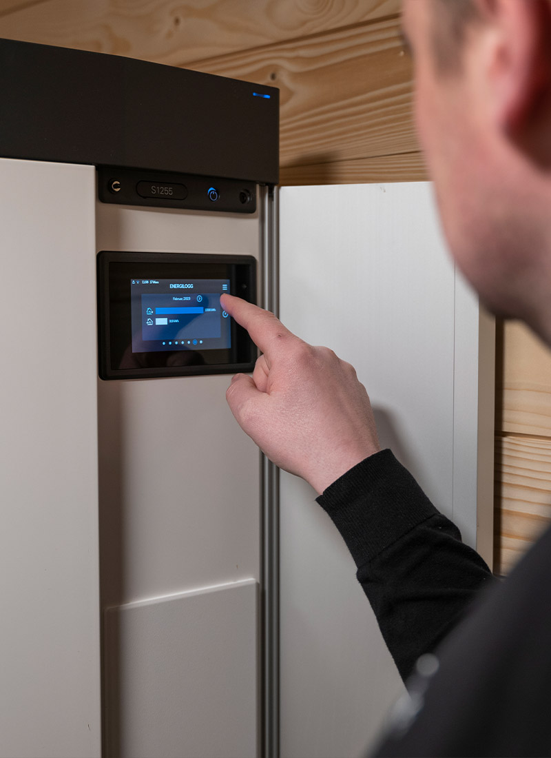 Richard sjekker displayet på Nibe varmepumpen