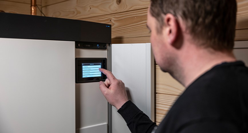 Rørlegger Richard Haget sjekker bergvarmepumpen til 