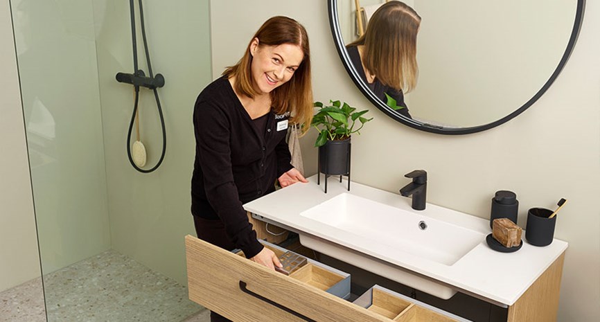 Prosjektleder og baderomdesigner veileder om baderomsvalg på befaring 