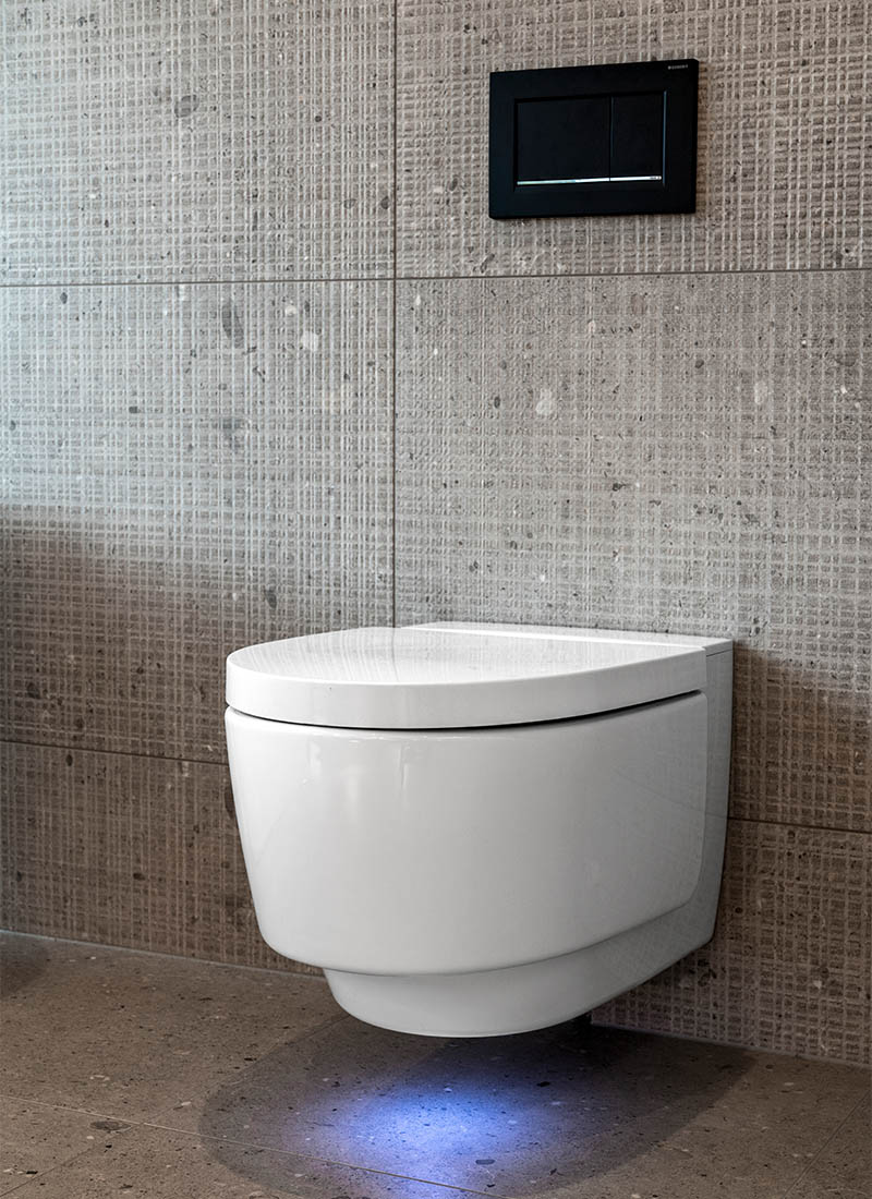 Geberit AquaClean Mera dusjtoalett med hvitt deksel og orienteringslys