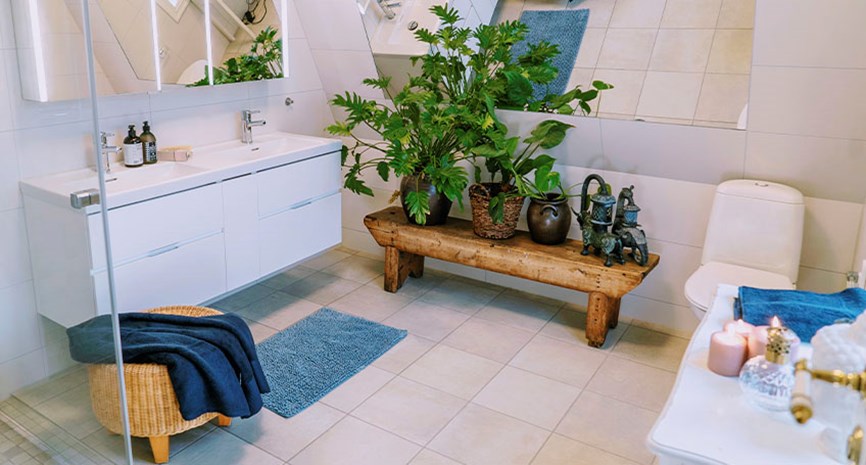 Totalrenovert bad i gammel villa med speilvegg