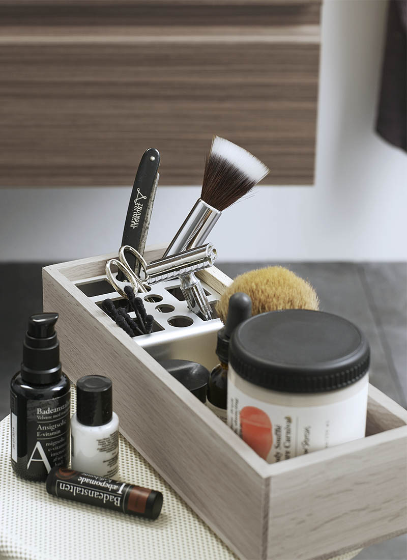 Oppbevaring på badet med esker i eik med holdere i metall