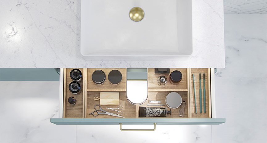 Smart oppbevaring til badet med skuffeinndelere i baderomsmøbelet fra Dansani
