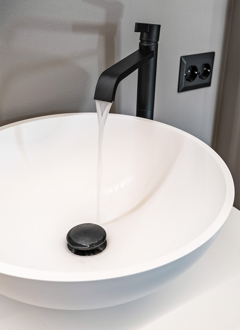 Linn Bad Egir bolleservant i hvit matt med Tapwell ARM081 høyt servantbatteri i sort matt