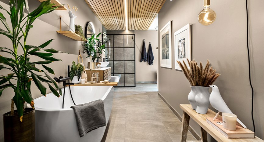 Baderomsdrøm med treverk, duse farger og personlige detaljer