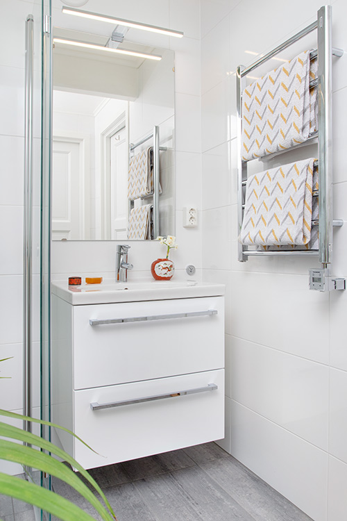 Variant baderomsmøbel fra Foss Bad - bad pusset opp av Werner Barth