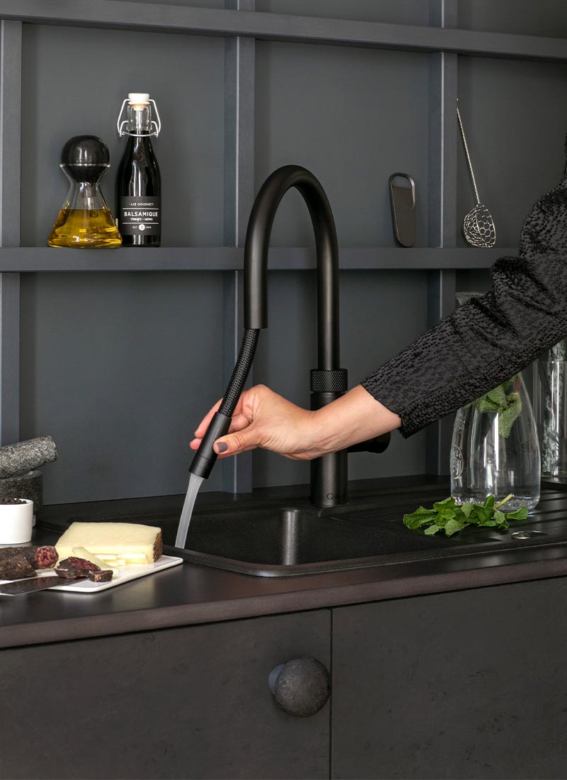 Quooker Flex kjøkkenkran i sort med fleksibel tut