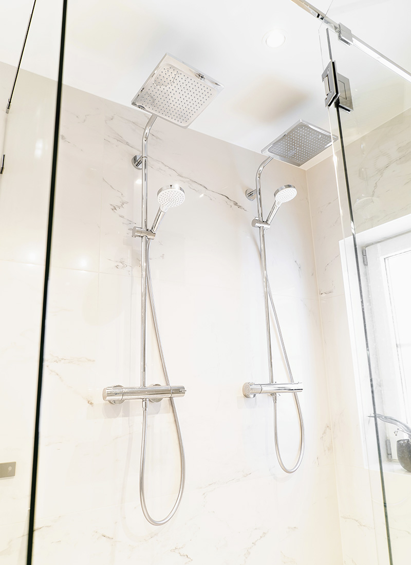 Nyrenovert drømmebad med to takdusjer