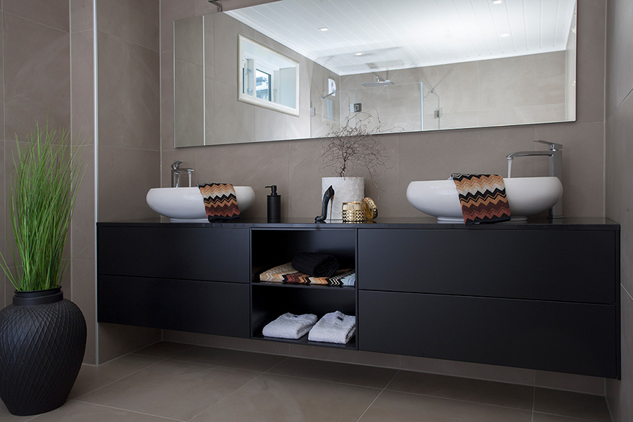 Baderomstrender - mørke fliser og baderomsmøbel i tre