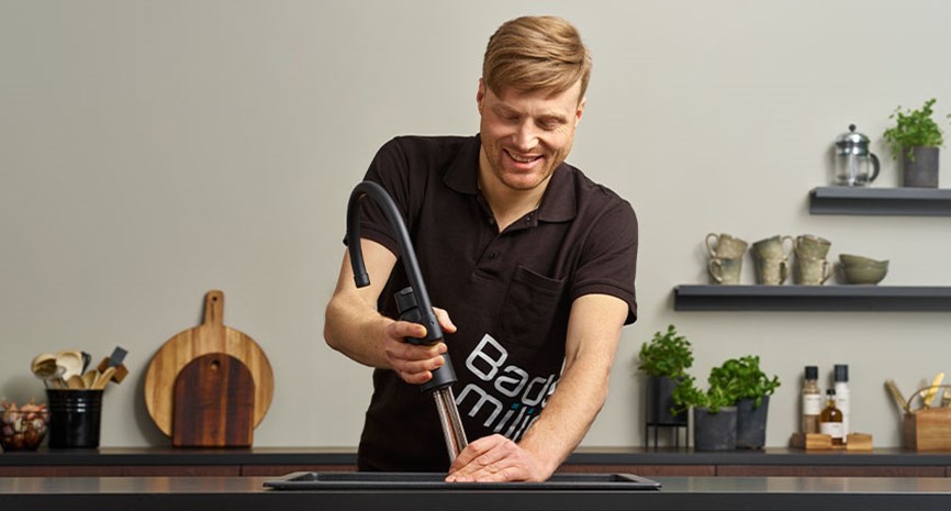 Bademiljø-rørleggeren frakter, fikser og monterer