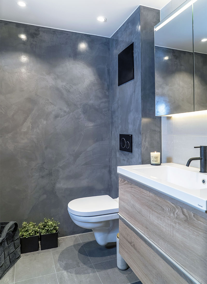 Trendy bad med vegger i betong-look