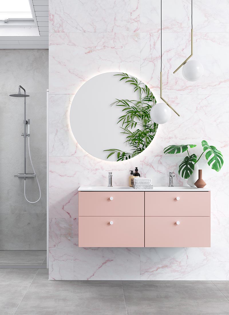 Monsterablad i en vase på badet