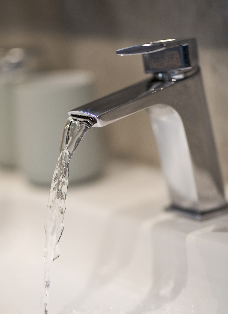 Mørkt drømmebad med blandebatteri fra Tapwell