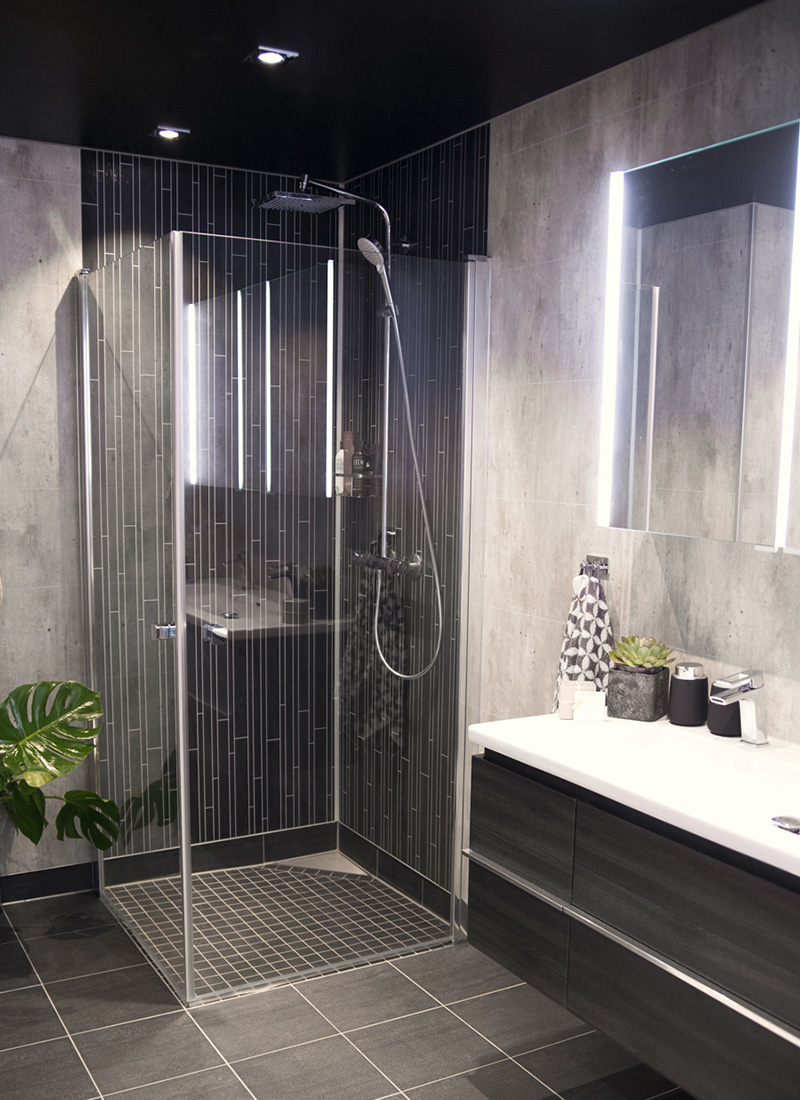 Mørkt drømmebad med stor dusj