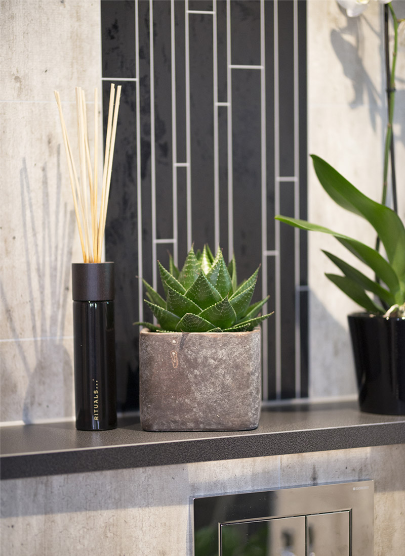 Mørkt drømmebad med fokus på detaljer