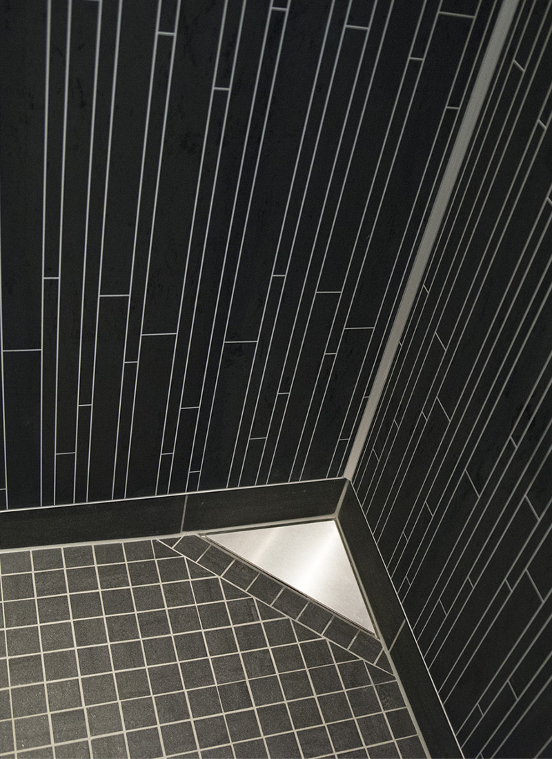 Mørkt drømmebad med designsluk i hjørnet