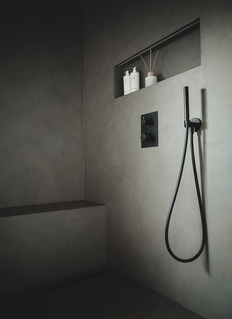 Dusjnisje med sittebenk og innebygd hylle i mikrosement