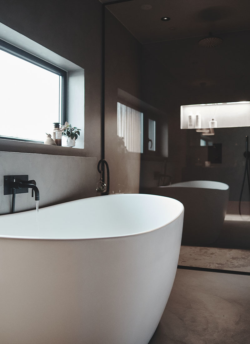 Frittstående badekar og nisje med innebygd badekarbatteri i sort matt