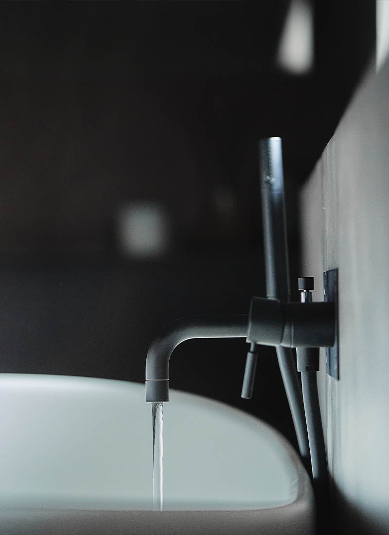 Tapwell innebygd badekarkran i sort matt med rennende vann