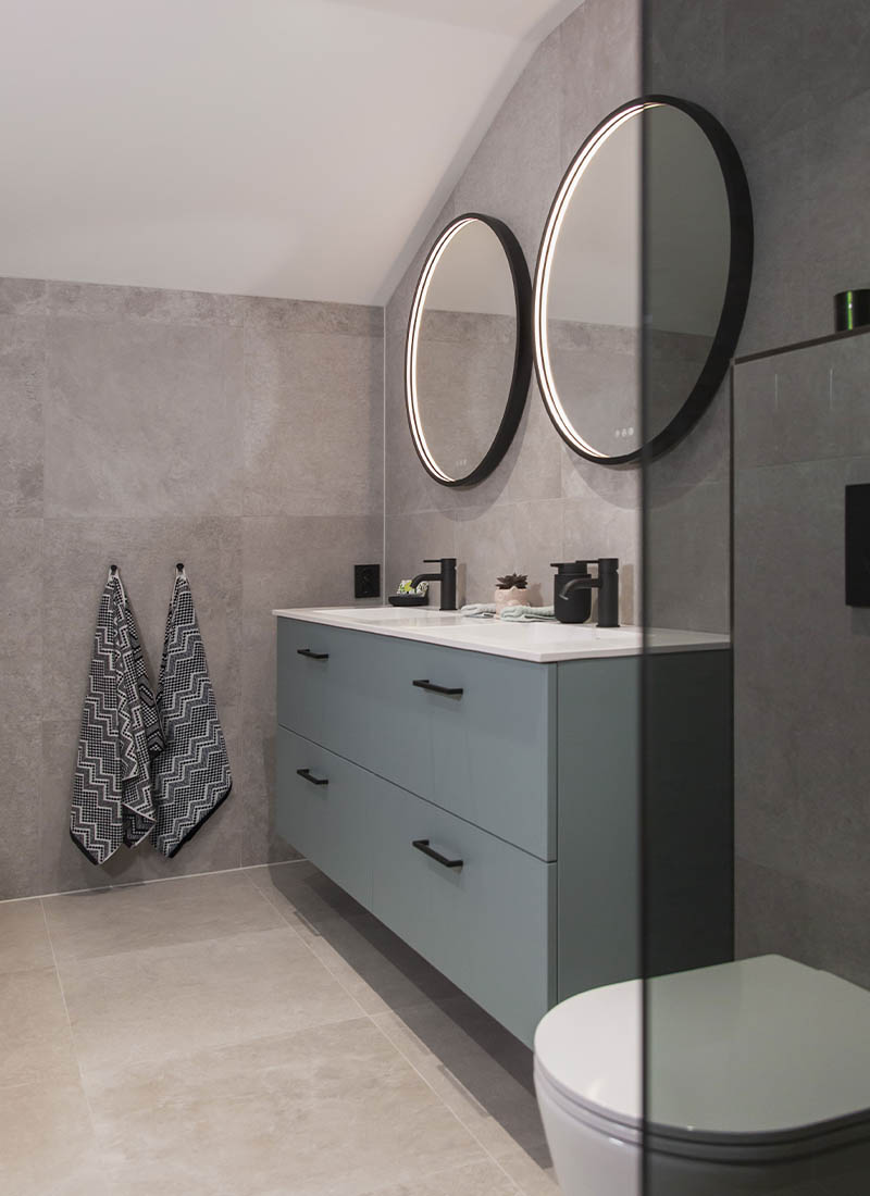 Drømmebadet med grønne baderomsmøbler fra Dansani YOU og sorte detaljer