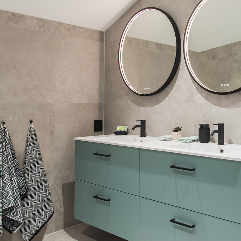 Dansani YOU Urban baderomsmøbler i grønt, sort rammespeil, sorte servantkraner og tilbehør i sort