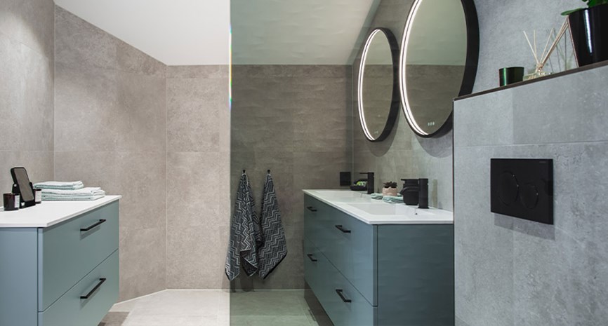 Drømmebadet med baderomsmøbler i grønt, sorte detaljer og 3D-fliser