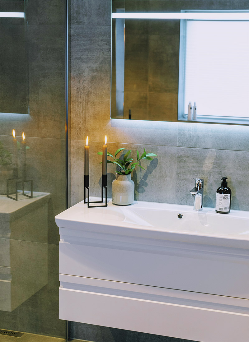 Drømmebad med levende lys som skaper avslappende stemning